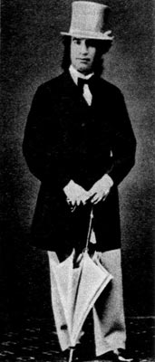 32. Уже в конце XVIII века дэнди задавали тон в моде. На фотографии середины XIX века показан дэнди в повседневном костюме, обязательной принадлежностью которого был цилиндр, здесь серый.