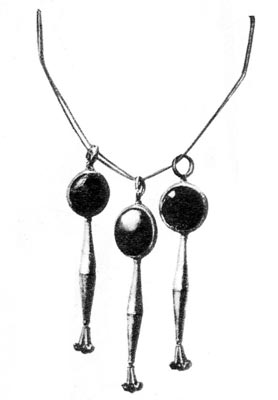 79. Ожерелье. Цаере VII век до н. э. Круглые головки одевались на цепочки. Служили футлярами для амулетов. 