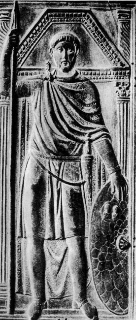 104. Консул Стилихон. Левая створка диптиха, около 400 г. Храмовые сокровища, Монза. Мужчина с копьем и щитом одет в короткую тунику и сагум, скрепленный на плече фибулой. 
