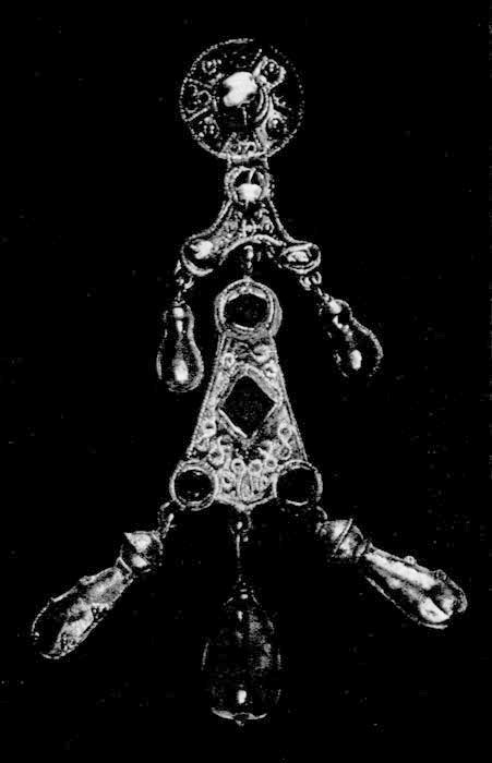 107. Ломбардская драгоценность. VI-VIII век. Кастель Трасино. Драгоценность, богато украшенная эмалью и техникой клуазонне, служила для скрепления присборенной одежды. 