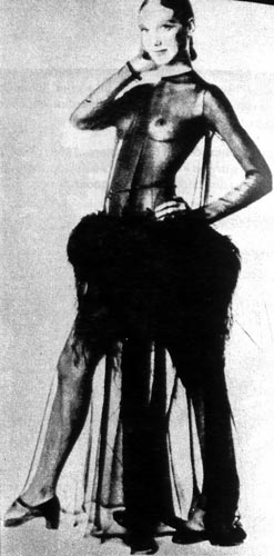 507. Ив Сен-Лоран, 1968 г. Платье из прозрачного черного шифона и страусовых перьев—«первая ласточка» новой волны так называемой «обнаженной моды». 