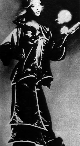 510. Зандра Родес, 1970г. Платье в стиле «пагоды» из турецкого бархата, дополненное туфлями из меха. Начало новых тенденций в моде, вдохновленных разнообразием и богатством восточных национальных костюмов. 