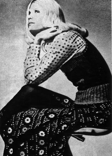 511. Ив Сен-Лоран, 1971 г. Костюм, в котором использованы комбинации материалов различных типов, включая лоскутную («петчворк»), предзнаменовал появление широкой модной волны. 