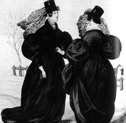890. «Ла Мод де Пари» (La Mode de Paris), 1834 г. Дамы в черных костюмах амазонок. Платья в соответствии с требованиями моды того времени имеют присборенные рукава, цилиндры носятся с черными кружевыми вуалями. 