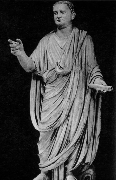 918. Скульптура Тита. Музей и галерея Понтифичи, Ватикан. Тога, одетая поверх туники, является одним из самых древних типов одежды. 
