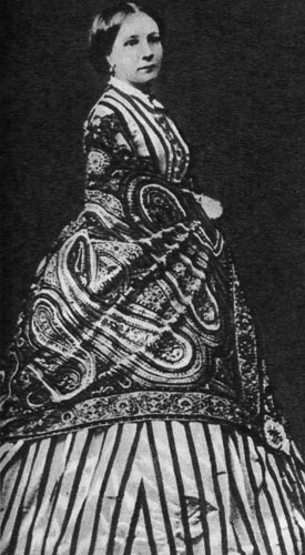 985. Фотография. В XIX веке кашемировая шаль с турецким рисунком была излюбленным дополнением к платью для выхода. 