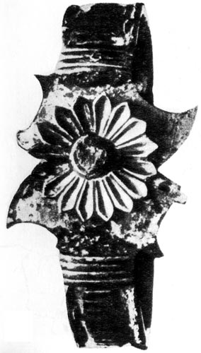 52. Браслет из Микен. XVI век до н. э. Браслет, типичное украшение критских женщин, в центре украшен цветком. 