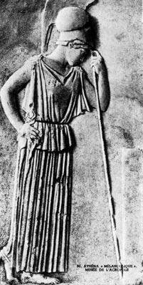 60. «Меланхолическая» Афина. Рельеф, около 460 г. до н. э. Музей на Акрополе, Афины. В качестве эмблемы её власти на голове у богини шлем. Она одета в подхваченную поясом пеплу, которая ниспадает симметричными складками до щиколотки.