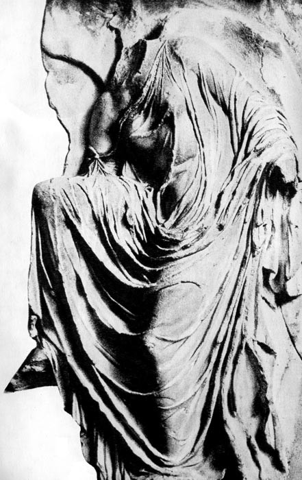 62. Богиня победы (Ника), надевающая сандалию. Деталь балюстрады храма богини Ники в Афинском Акрополе. Конец V века до н.э.