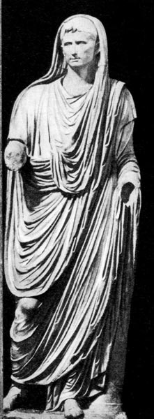 88. Статуя Августа, приносящего жертву, из Виа Лабикана. Около 10 г. н. э. Римский период. Национальный музей, Неаполь. Императорская присборенная тога является типичной одеждой свободных римлян. Тога драпировалась согласно строго установленным правилам. 