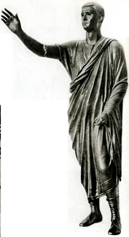 91. «Аррингатор» (Оратор). Бронзовая скульптура, I век м. э. Археологический музей, Флоренция. На тунику наброшена тога. Сандалии с широкими ремешками, которые зашнурованы намного выше щиколотки, называются калцеи.