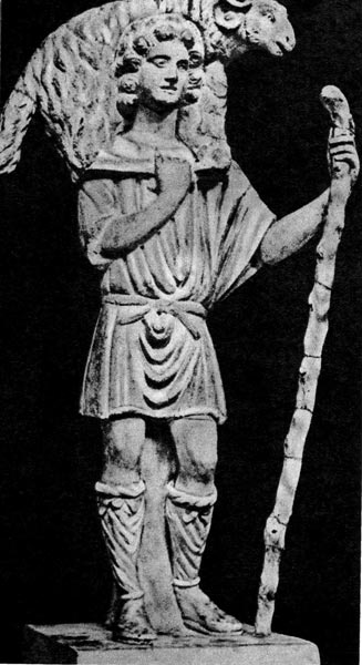 95. Христос как Добрый пастырь. IV век. Музей папы римского, Ватикан, Рим. Христос изображен  в короткой, подпоясанной тунике; на ногах у него сандалии, зашнурованные до самых колен. 