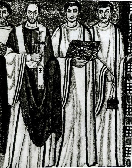 99. Епископ Максимилиан из Равенны и два дьякона с евангелием и кадилом. Мозаика из Сан-Витале в Равенне, 1-я половина VI века. Епископ (слева) одет в паллиум с епитрахилью, оба дьякона (справа) в туниках с двумя вертикальными полосками (т. н.туника латиклавиа). 