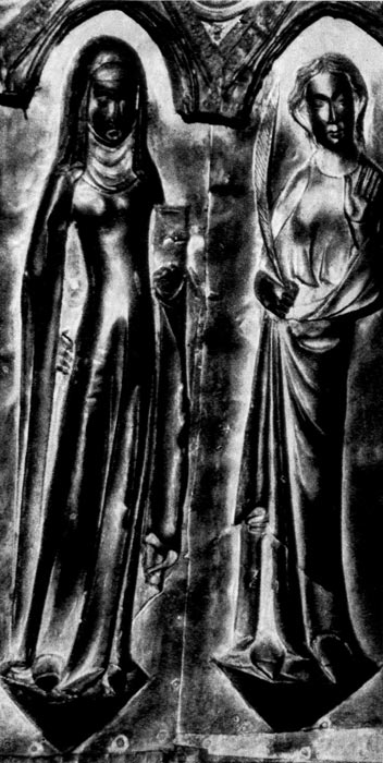 137. Благовещение. Рельеф на серебряном балдахине из собора в Героне, 1326 г. Дева Мария (слева) изображена атипичной готической прилегающей одежде, которая дополнена плащом, на голове у неё т. н. couvre-chef; ангел в традиционной тунике и в плаще. 