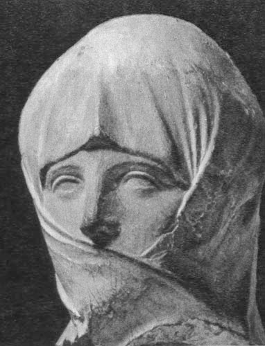 583. Греческая глиняная фигурка из Танагры (фрагмент). На голову натянут плащ, который в античное время назывался гиматион. 