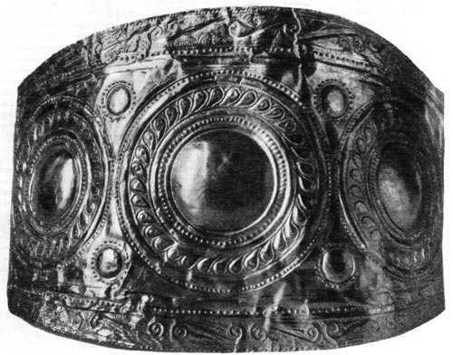 812. Золотой браслет из могилы III в. Микенах. Широкое кольцо-браслет со спиральным орнаментом -излюбленное украшение того времени. 