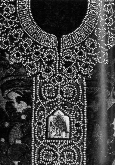 822. Риза патриарха Никона (фрагмент). Кремлевский музей, Москва. Ризы часто вышивались жемчугом и драгоценными камнями. Здесь вышивка жемчугом создает спиралевидный орнамент. 