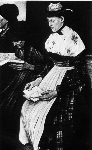 885. Вильгельм Лейбл, Три женщины в церкви. Музей искусства в Гамбурге. Народным костюмом баварских женщин является дирндл: юбка с лифом и белая блузка или платок на шнуровке. И этот национальный костюм неоднократно использовался модой в качестве образца. 