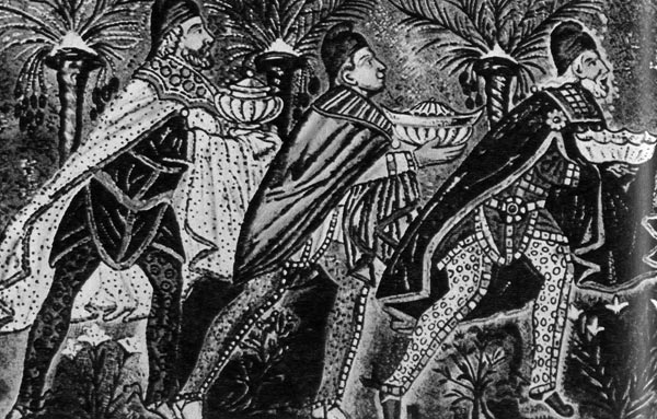 921. Святые три короля. Мозаика, начало VI века. Сан Аполлинаре Нуово, Равенна. Три короля изображены одетыми в узкие брюки с рисунком, которые не были известны в античное время, и в плащах (лацерна), скрепленных на плече декоративной пряжкой. 