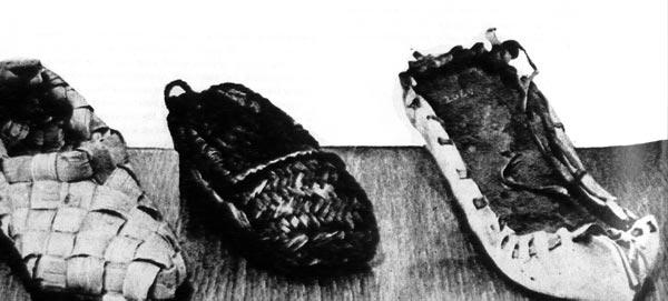 962. Сандалии. Музей обуви, Готтвальдов. Основные типы обуви, сделанные из материалов, доступных примитивным народам, почти во всем мире имеют одинаковую форму. 